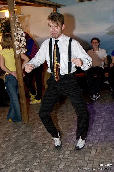 Igor Dobnikar izvaja figuro Bowlegs